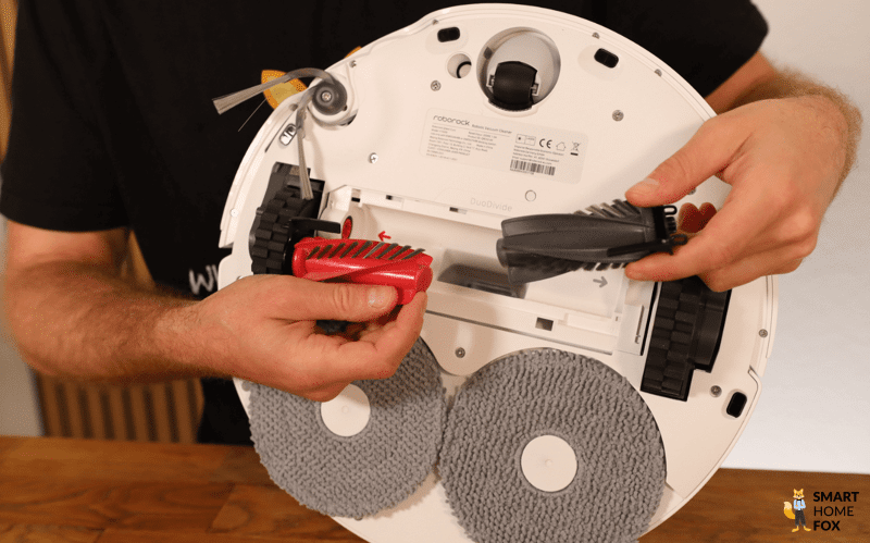 Die DouDivide Bürste des roborock Qrevo Curv wird in den Händen gehalten.